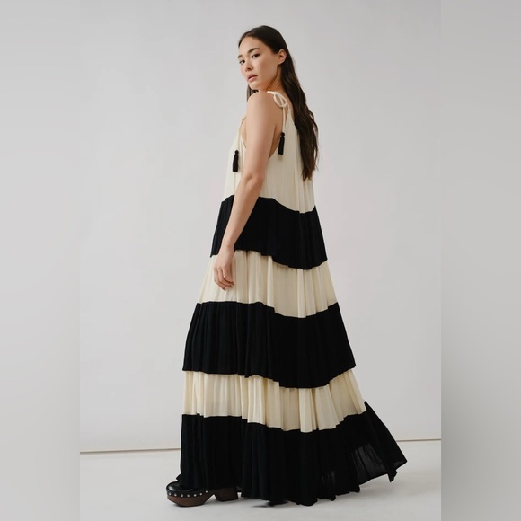 Aaron & Amber
Color Blocked Tier Maxi Dress - Picture 5 of 10